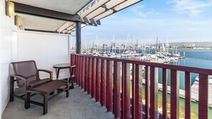 Un balcón con vista a un puerto deportivo.