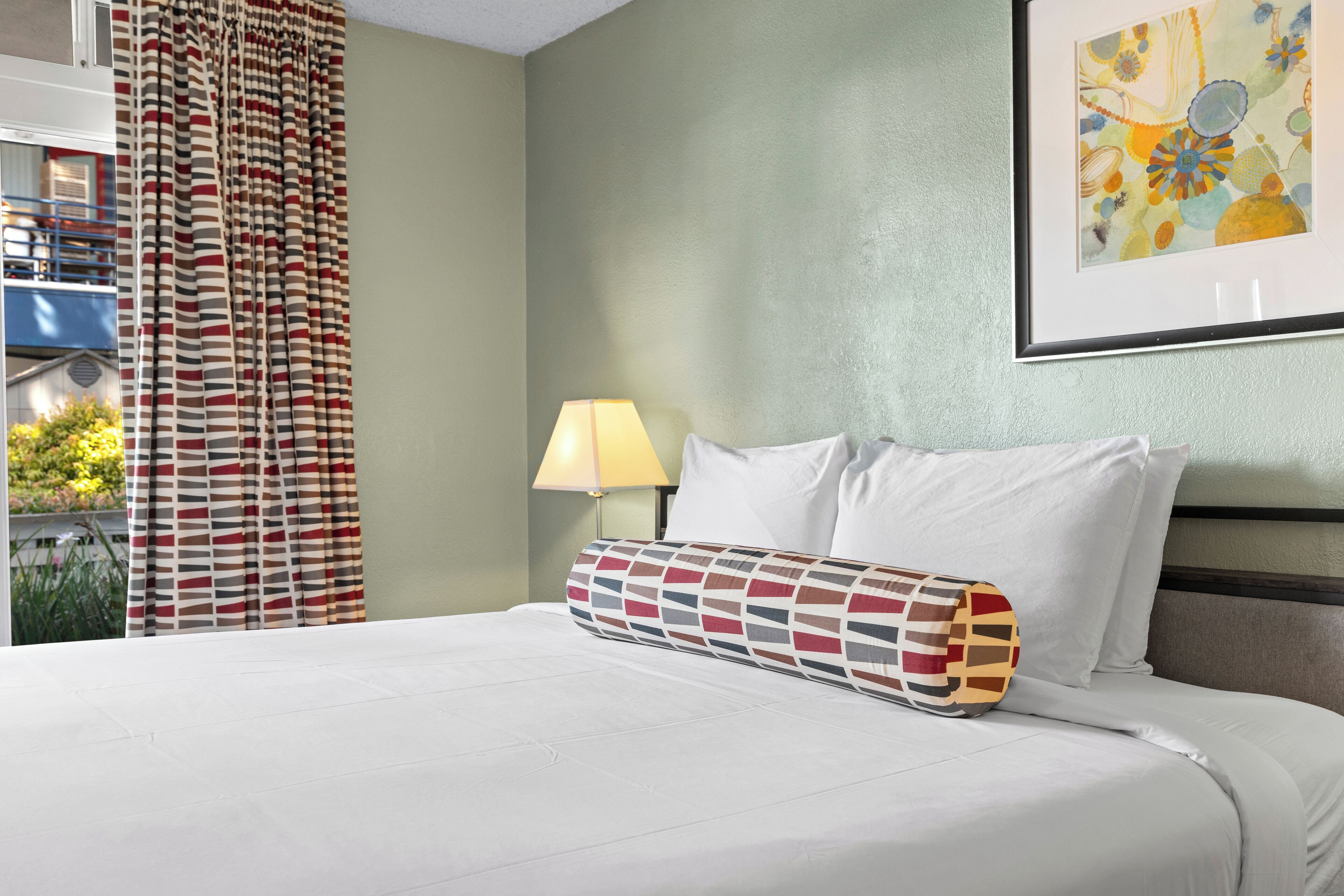 أغطية فراش متميزة وألحفة محشوة بالريش ومكتب ومكواة/لوح كي