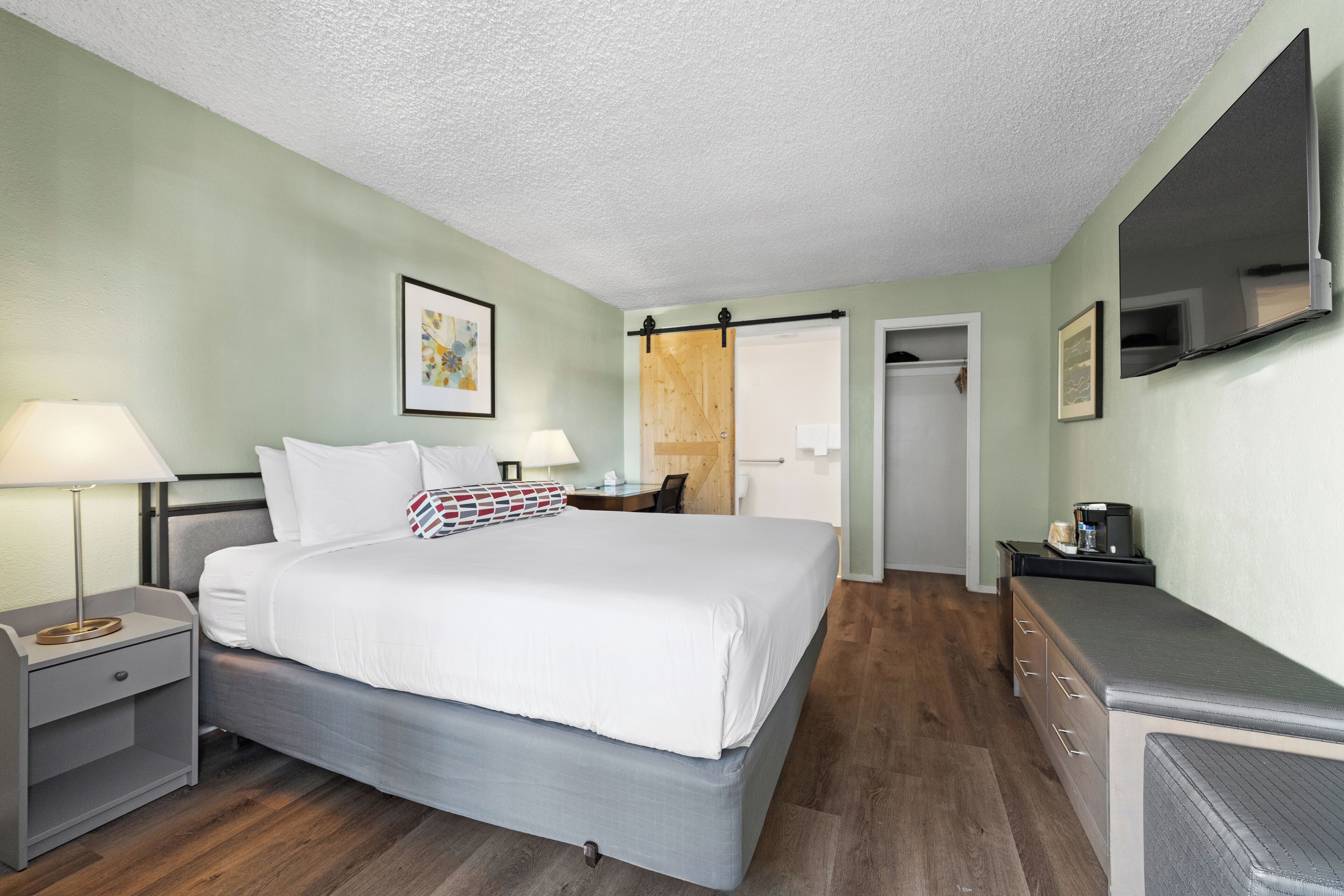 أغطية فراش متميزة وألحفة محشوة بالريش ومكتب ومكواة/لوح كي