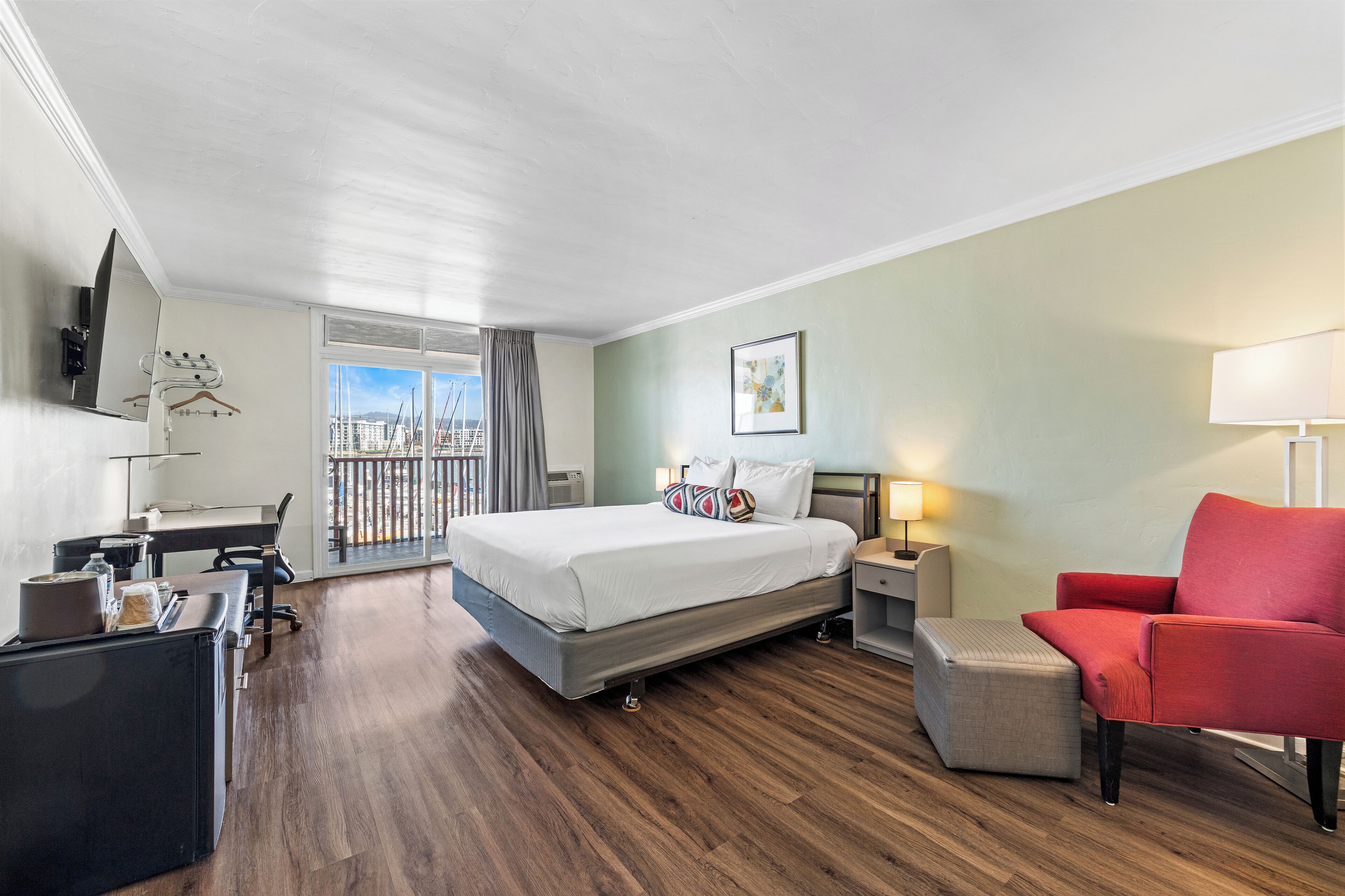 أغطية فراش متميزة وألحفة محشوة بالريش ومكتب ومكواة/لوح كي