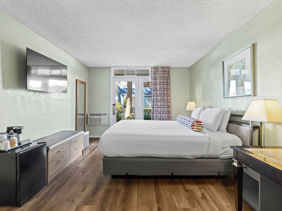 Sengetøy av topp kvalitet, dundyner, skrivebord og strykejern/-brett