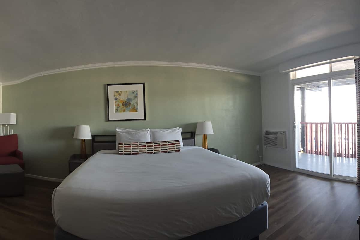 Camera Superior, 1 letto king, vista porticciolo | Biancheria da letto di alta qualità, copriletto in piuma, una scrivania