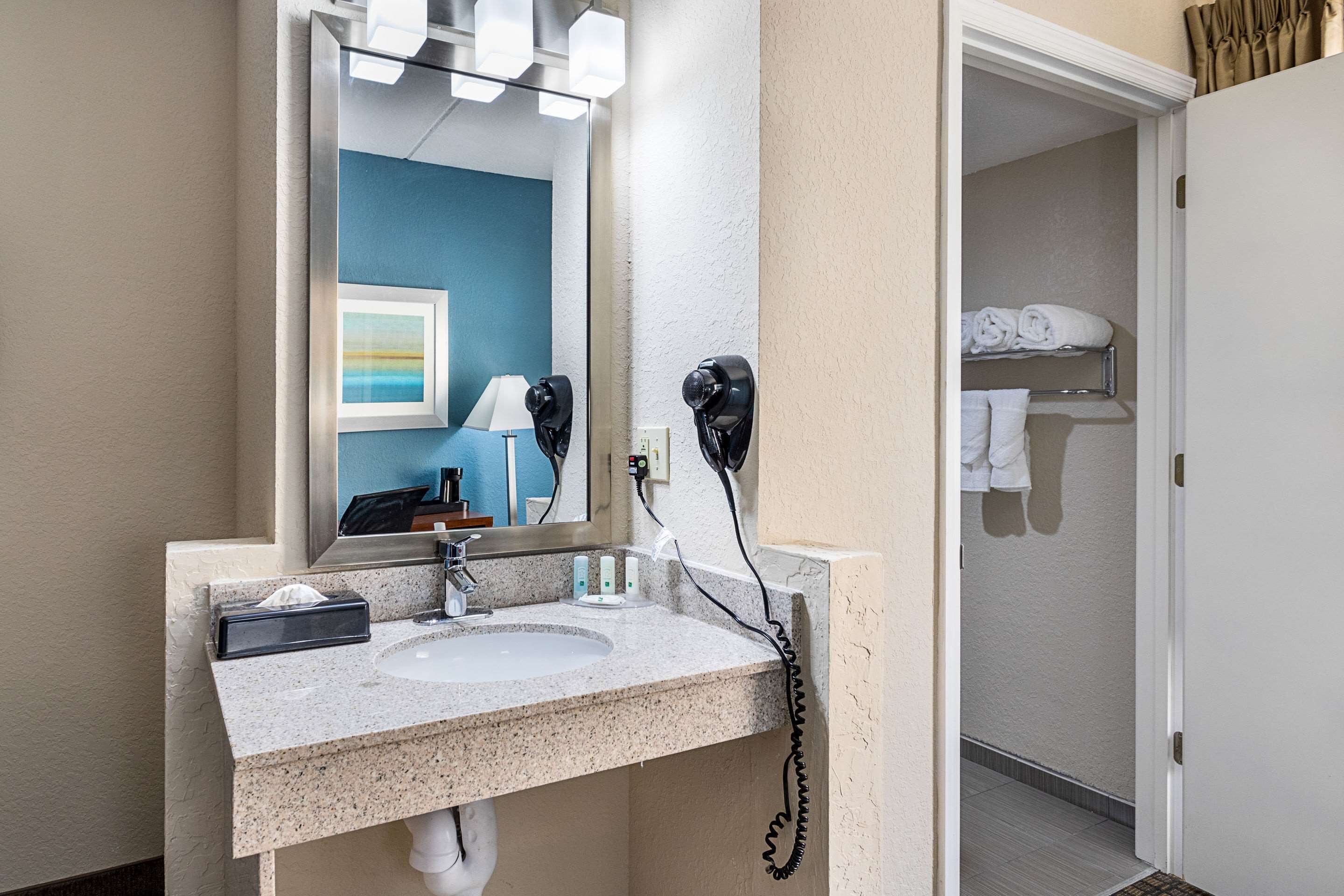 room, 1 king bed, accessible, non smoking | bathroom | shower, free toiletries, hair dryer, towels