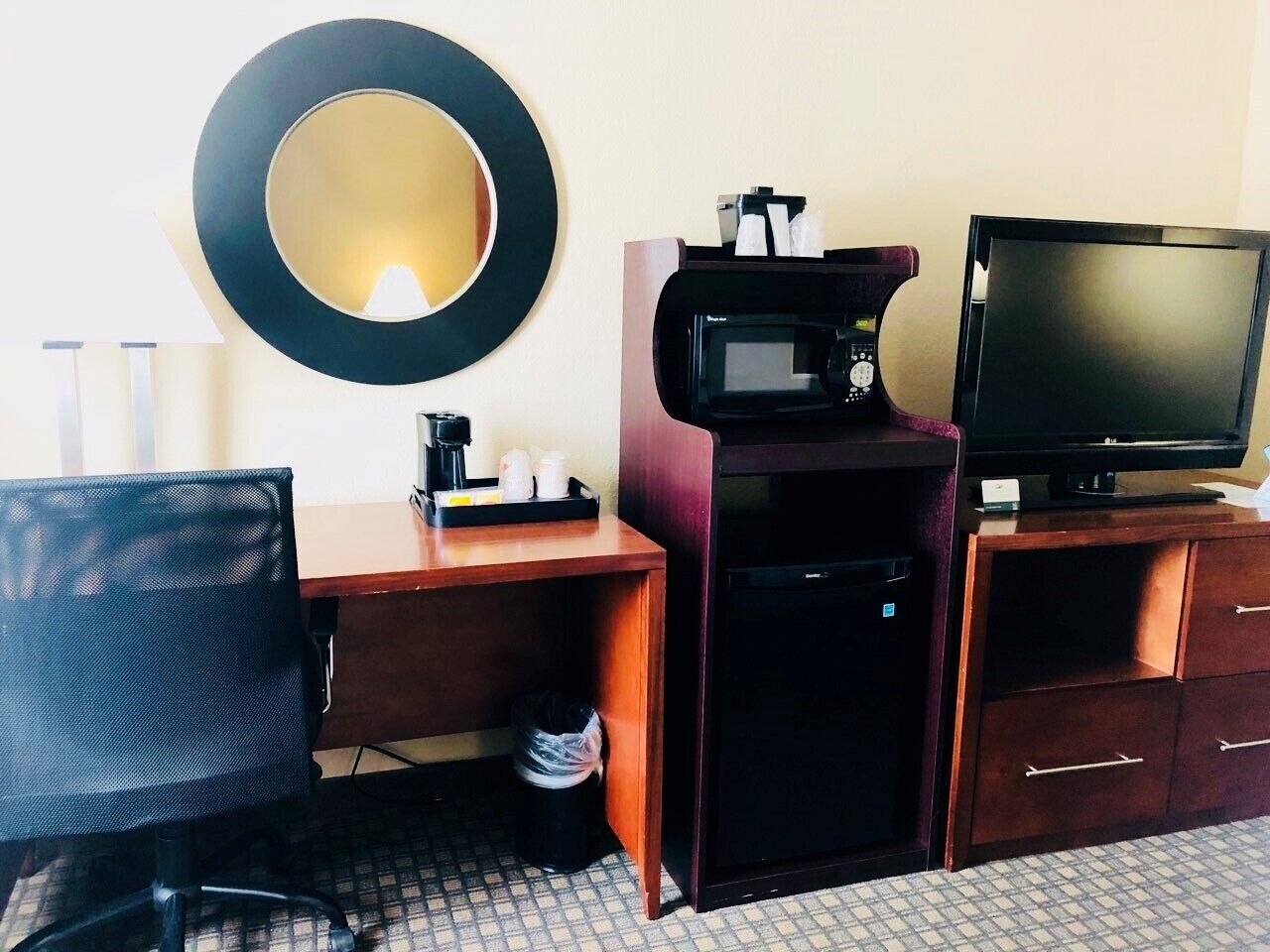 standard room, 1 king bed, non smoking | desk, iron/ironing board, free wifi, bed sheets