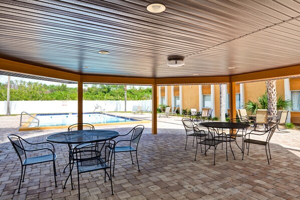 Outdoor pool, sun loungers