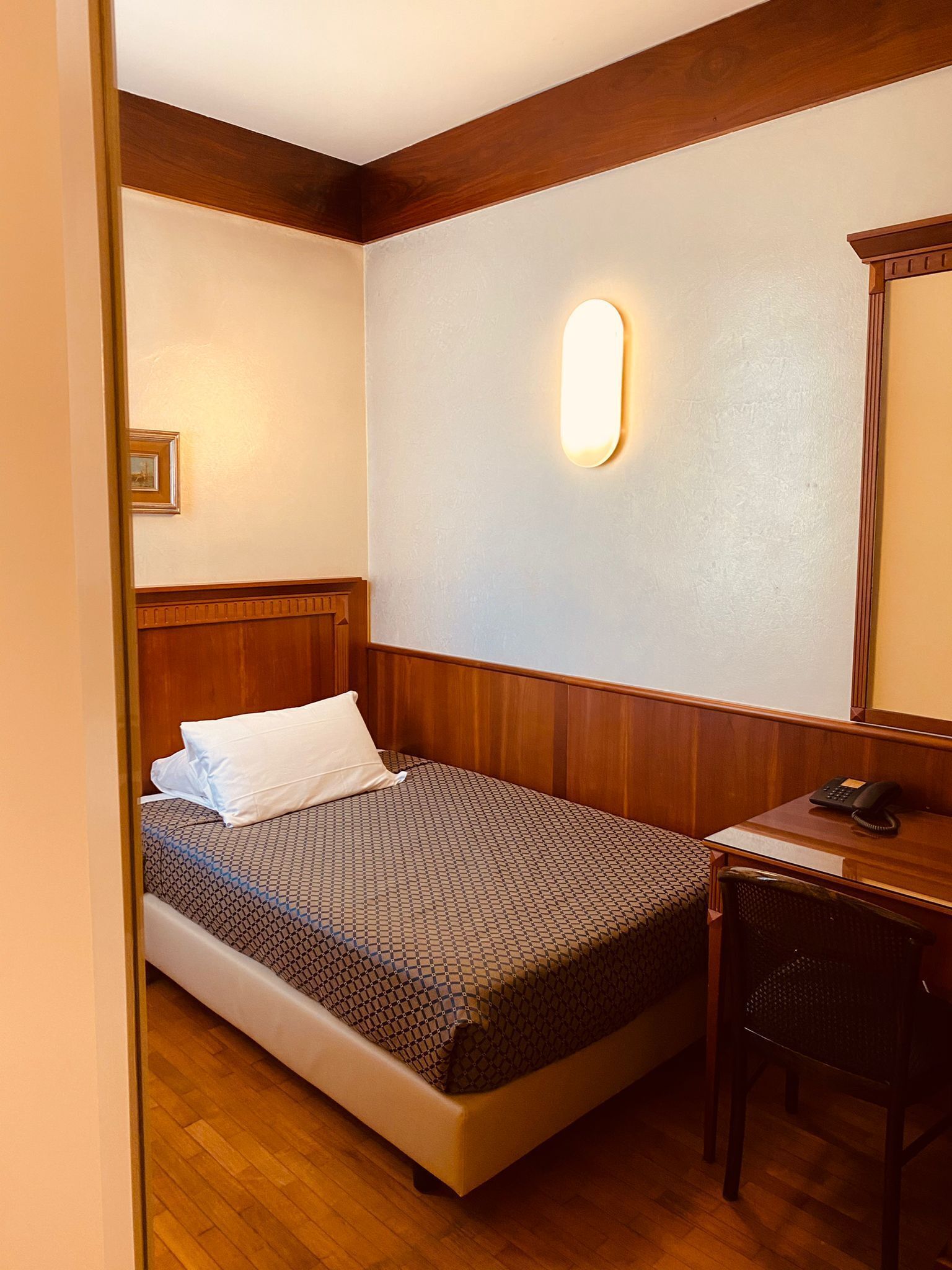 single room | 1 bedroom, minibar, in-room safe, desk
