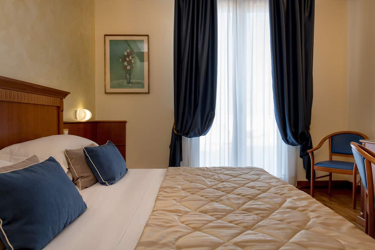 Quadruple Room | 1 bilik tidur, bar mini, peti besi dalam bilik, meja
