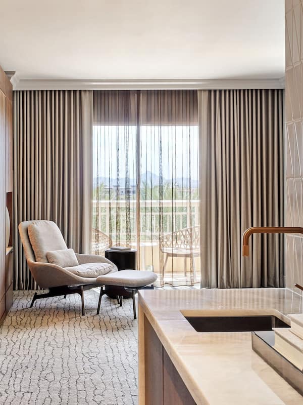 Studio Suite, 1 King Bed with Sofa bed | 1 bedroom, pillowtop beds, in-room safe, desk