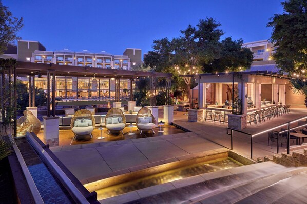 5 outdoor pools, open 7:00 AM to 10:00 PM, pool cabanas (surcharge)