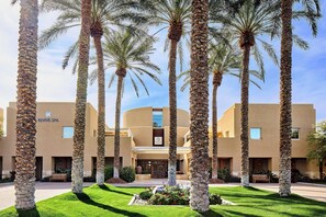 Couples treatment room(s), sauna, hot tub, body treatments, hydrotherapy