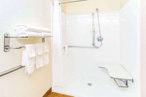 Escriptori, cortines opaques, planxa i posts de planxar i bressols 