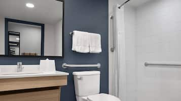 Combined shower/tub, free toiletries, hair dryer, towels