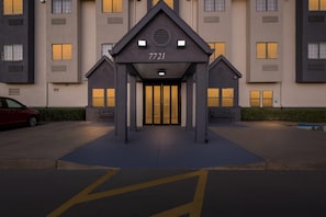 Exterior - Days Inn by Wyndham near Kansas Speedway (Kansas City)