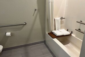 Duschwanne, kostenlose Toilettenartikel, Haartrockner, Handtücher
