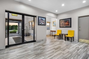 Lobby - Days Inn by Wyndham near Kansas Speedway (Kansas City)