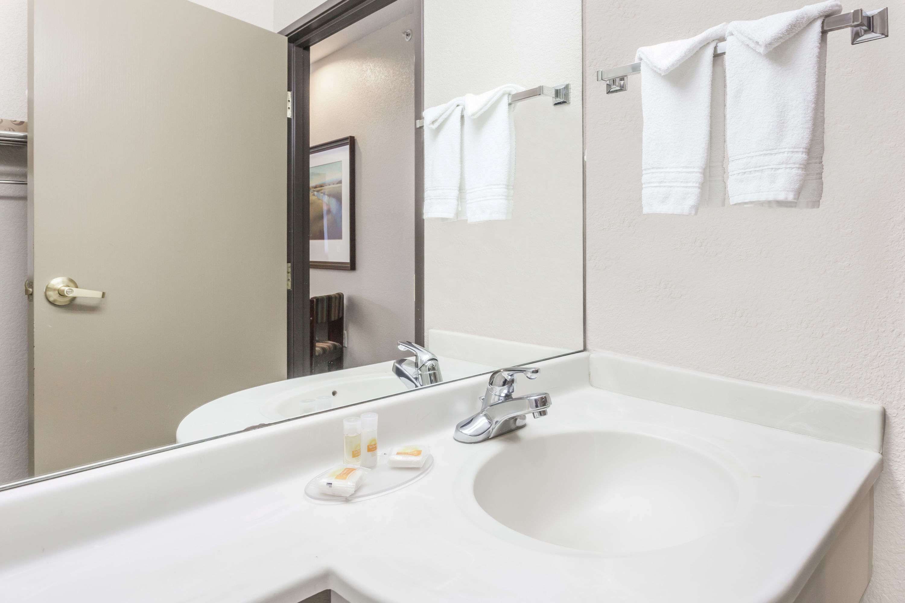 Photo - Days Inn by Wyndham near Kansas Speedway
