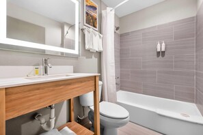 Habitación estándar, 2 camas de matrimonio | Baño | Ducha y bañera combinadas y artículos de higiene personal gratuitos