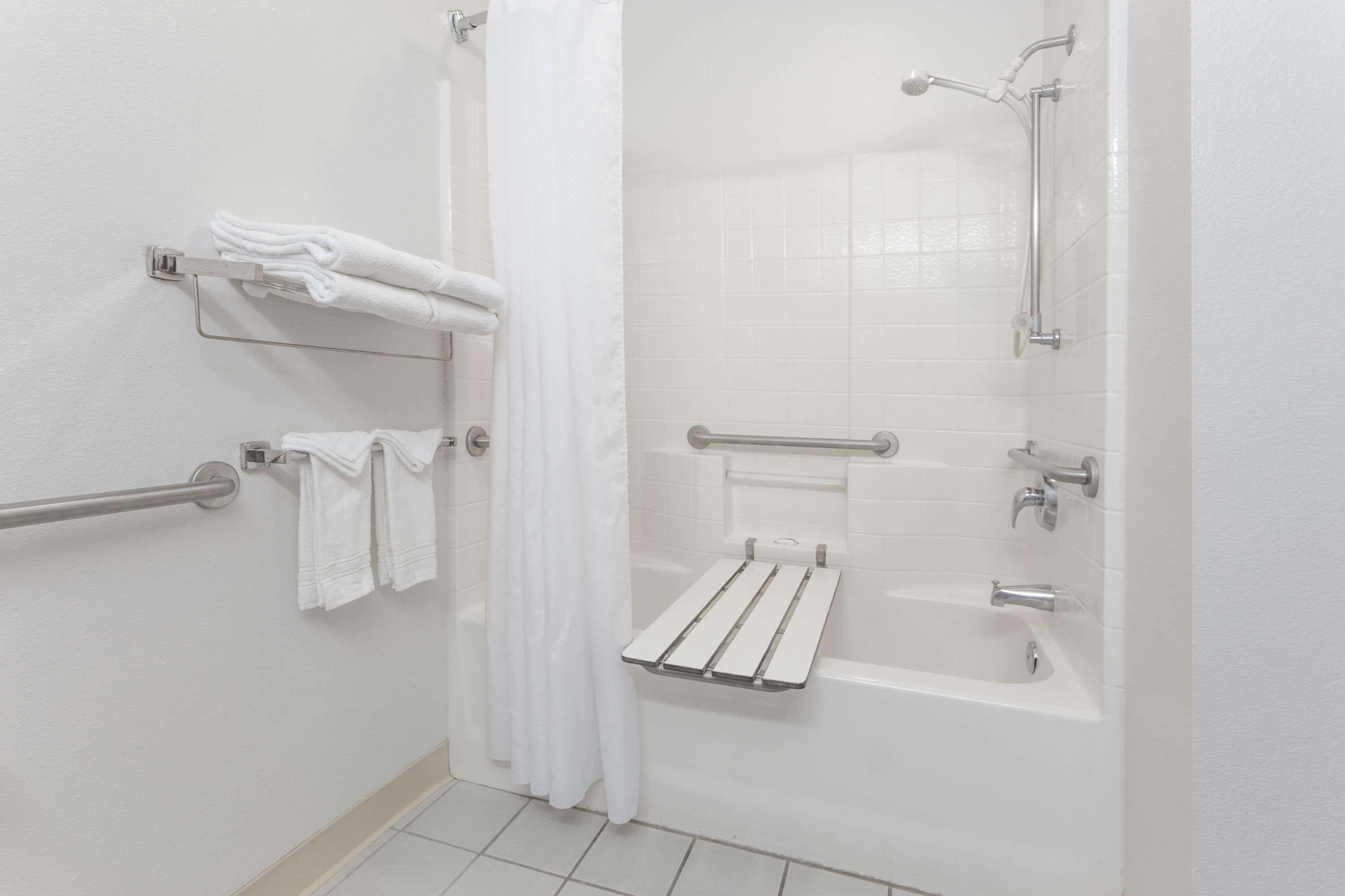 Bañera con ducha, secador de pelo, toallas