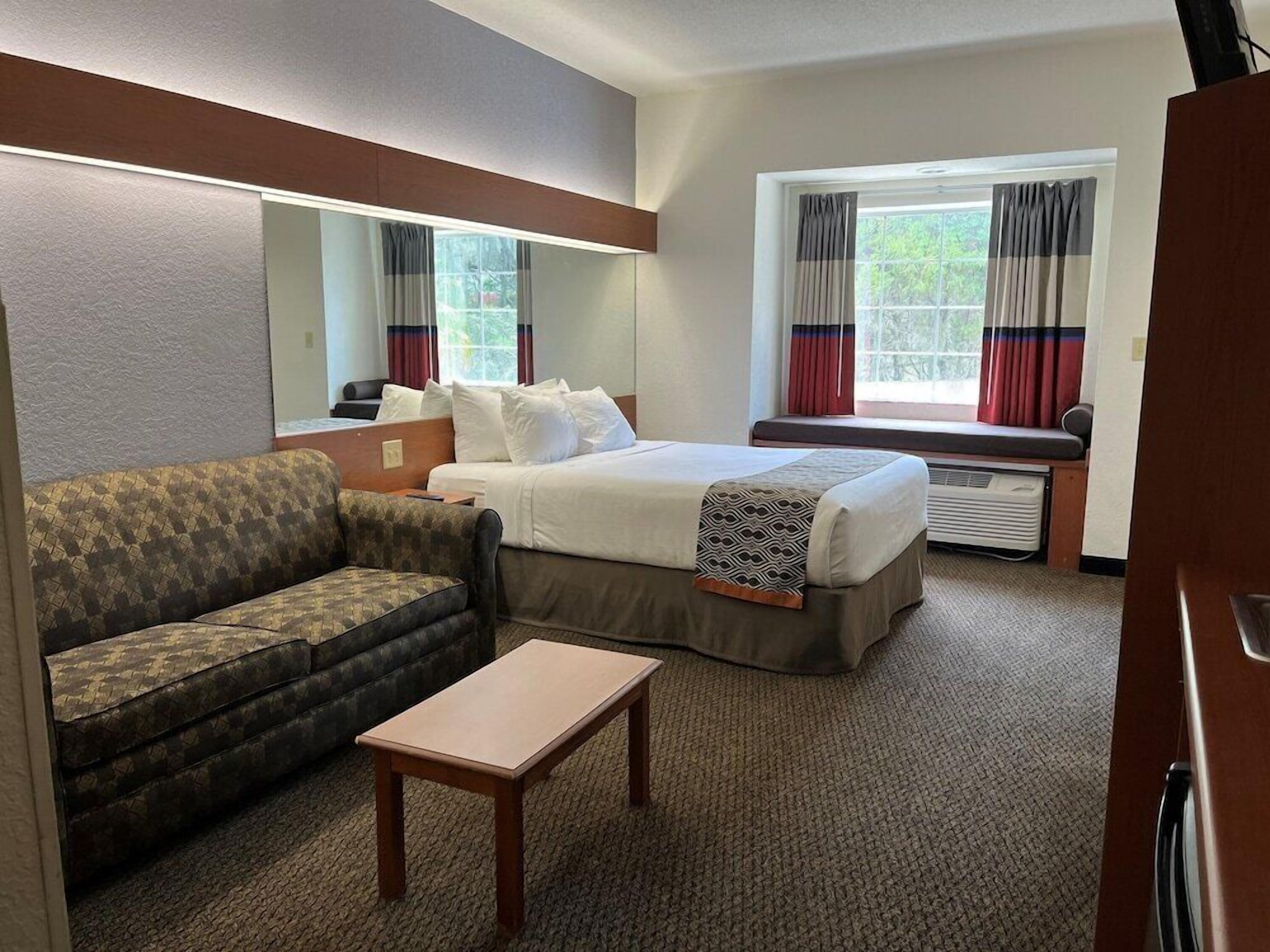 Premium bedding, in-room safe, desk, blackout drapes