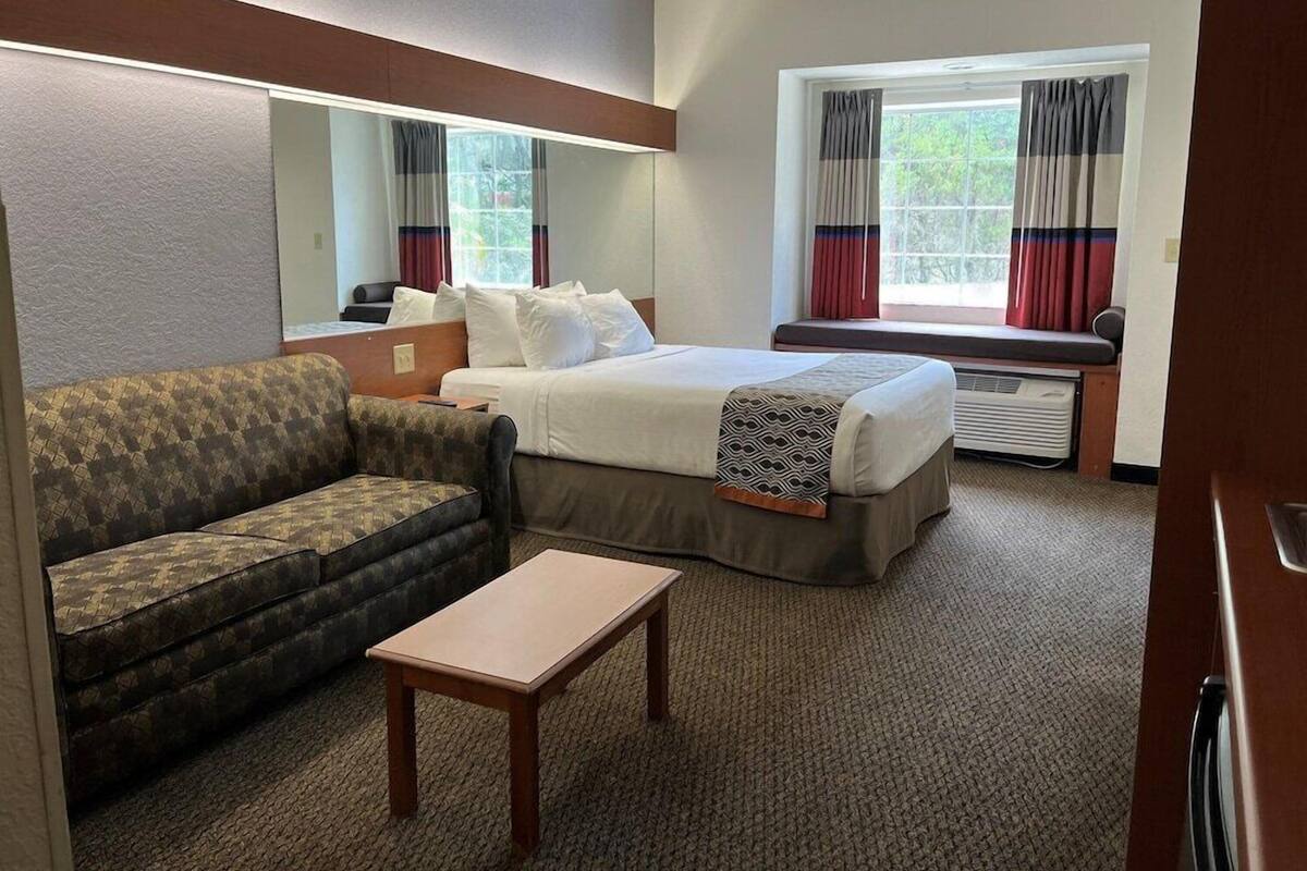 Premium bedding, in-room safe, desk, blackout drapes