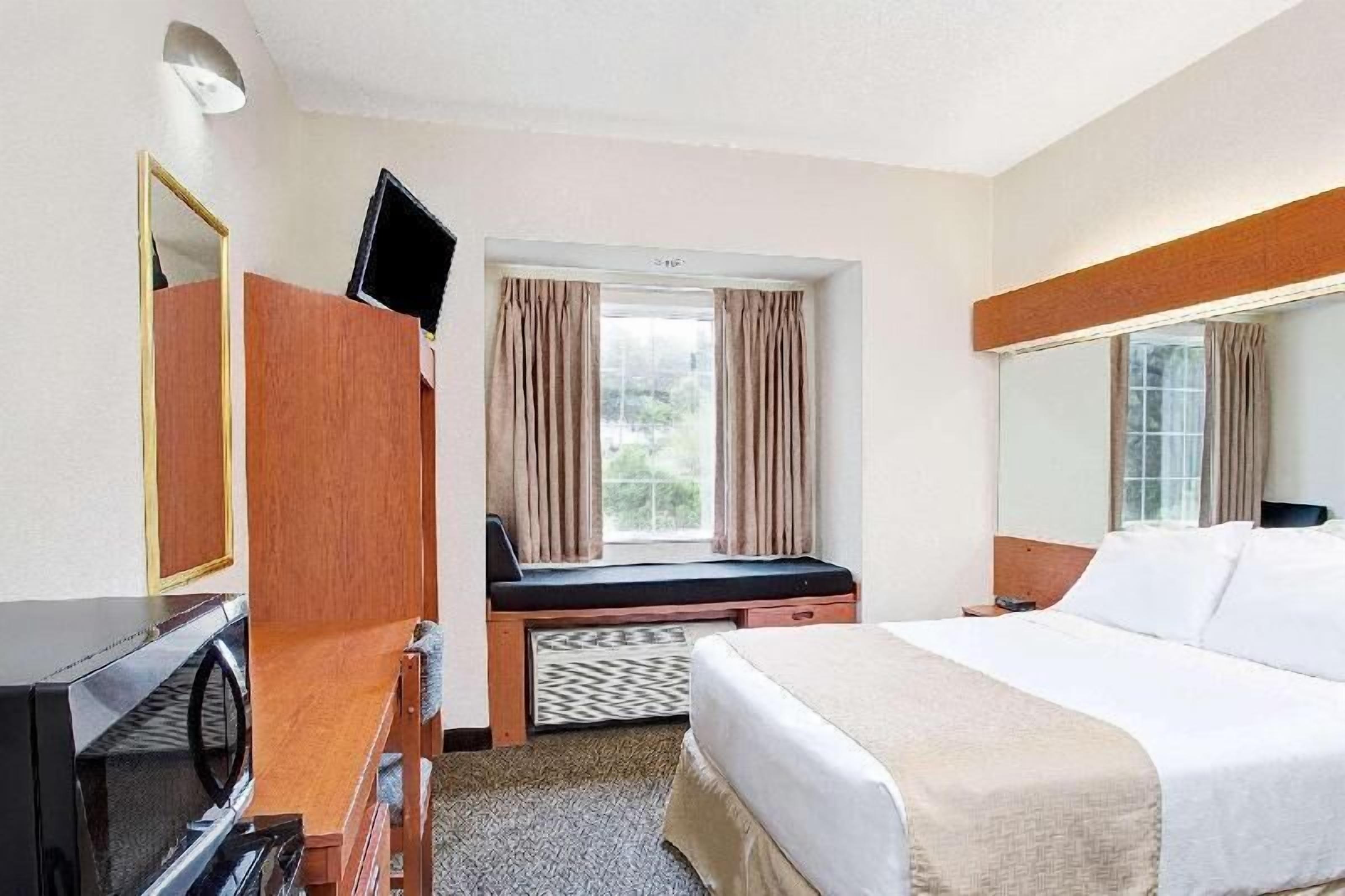 Premium bedding, in-room safe, desk, blackout drapes