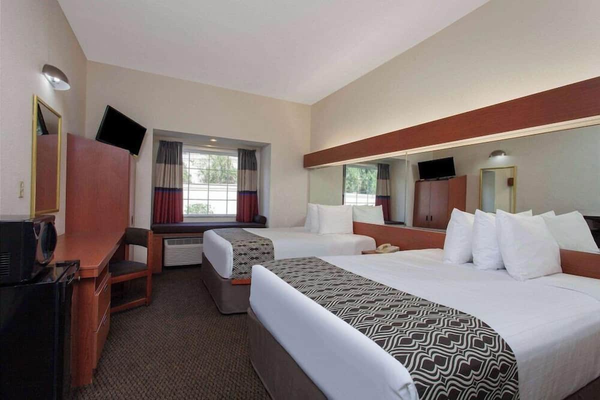 Premium bedding, in-room safe, desk, blackout drapes