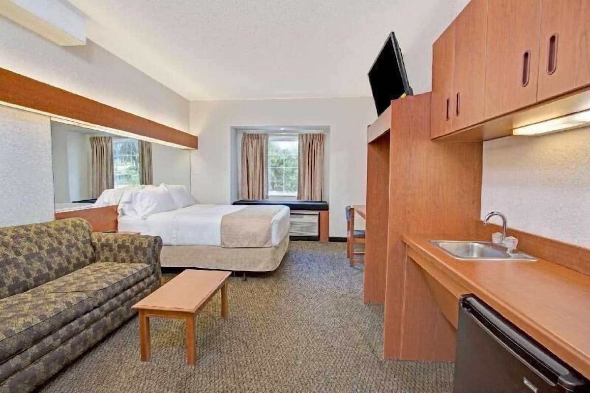 Premium bedding, in-room safe, desk, blackout drapes