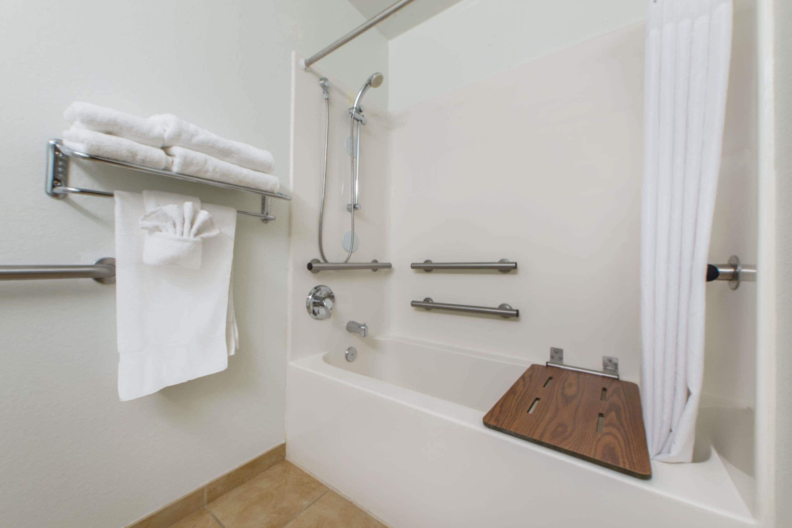 combined shower/bathtub, hair dryer, towels