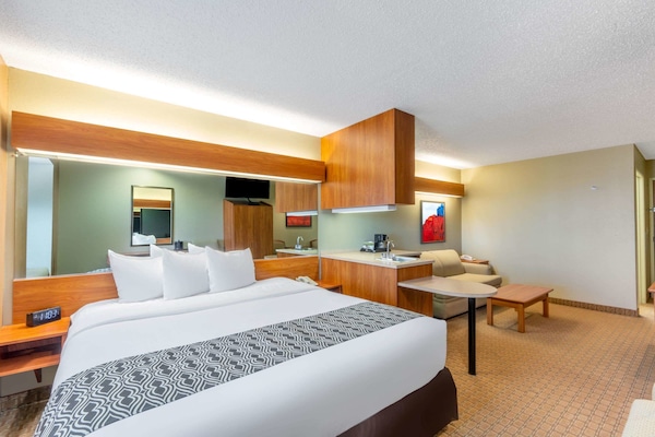 Suite estudio, 1 cama Queen size, para no fumadores | Escritorio, espacio para trabajar con laptop, camas extra y wifi gratis