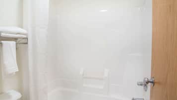 Suihkun ja ammeen yhdistelmä, ilmaiset hygieniatuotteet, hiustenkuivaaja