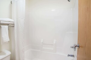 Bañera con ducha, artículos de tocador gratuitos, secador de pelo