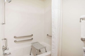 Combined shower/bathtub, free toiletries, hair dryer, towels