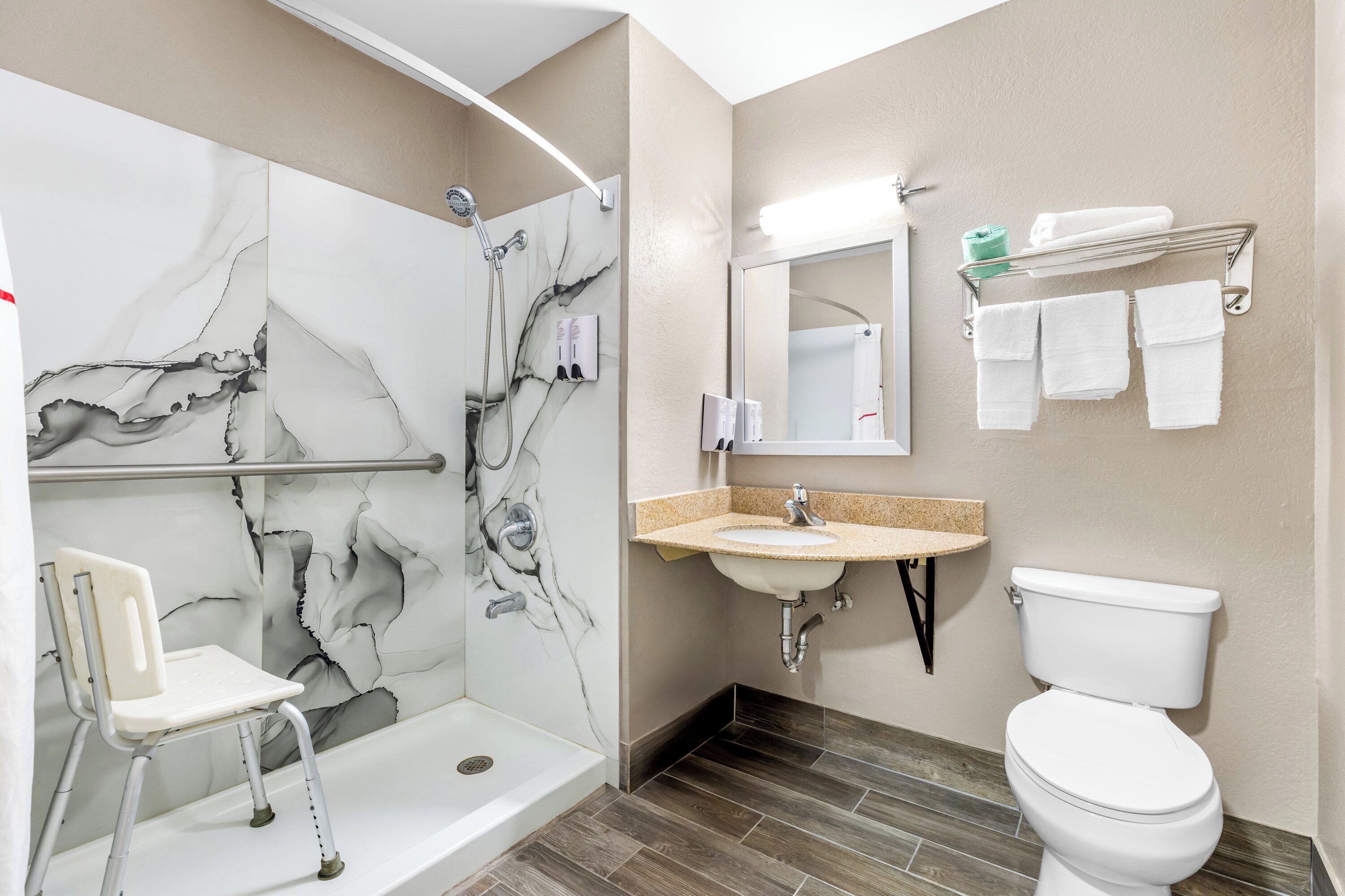 Habitación Deluxe, 1 cama Queen size, con acceso para personas discapacitadas (Roll-In Shower) | Baño | Amenidades de baño gratuitas y toallas 