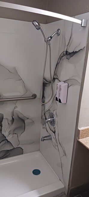 Deluxe-huone, 1 keskisuuri parisänky, esteetön, tupakointi kielletty (Roll-In Shower) | Kylpyhuone | Ilmaiset hygieniatuotteet, pyyhkeet