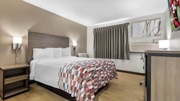 Deluxe Room, 1 Queen Bed, Accessible, Non Smoking (Roll-In Shower) | Desk, blackout drapes, free WiFi, bed sheets