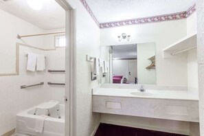 Combined shower/tub, free toiletries, hair dryer, towels