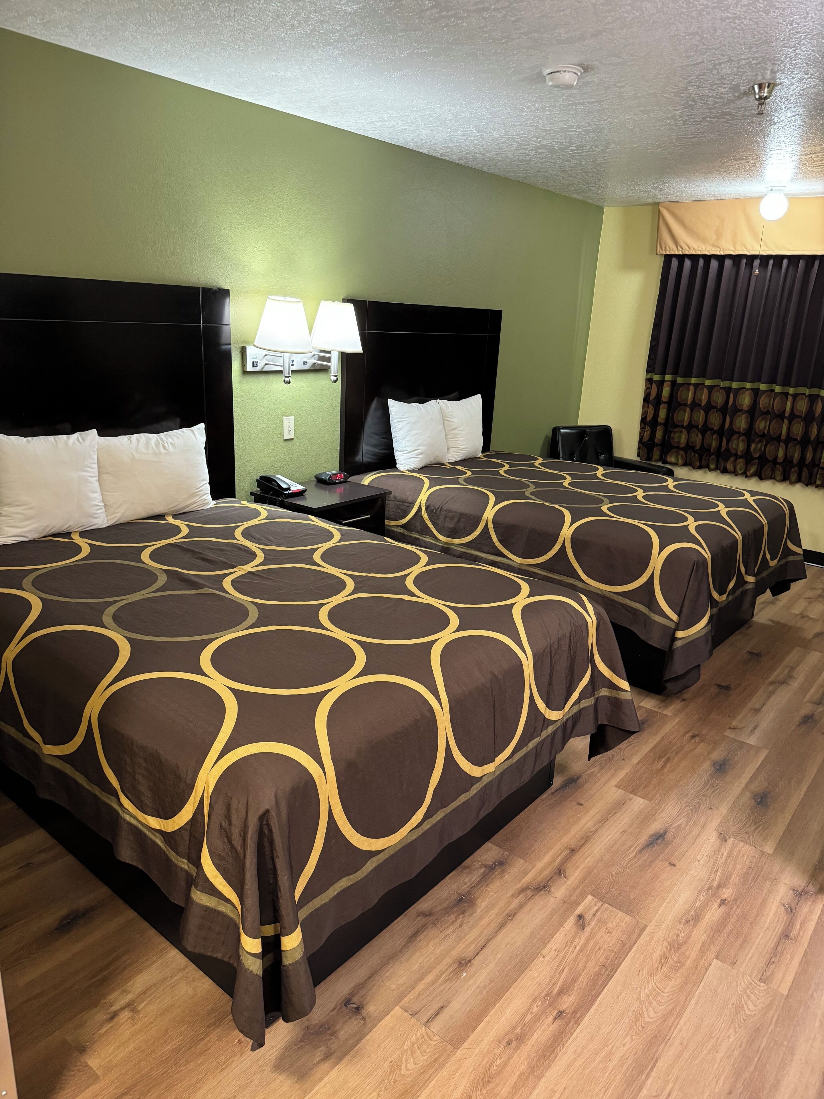 Skrivebord, blendingsgardiner, strykejern/-brett og barnesenger