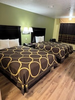 Escritorio, cortinas blackout, tabla de planchar con plancha y cunas