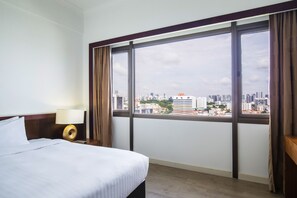1 bedroom, premium bedding, in-room safe, desk