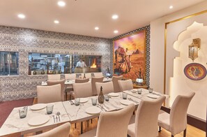 2 restaurants; breakfast, lunch, and dinner served
