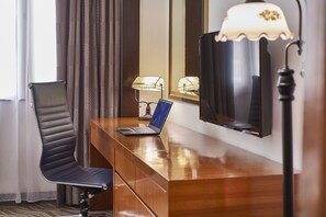 Peralatan tempat tidur premium, peti besi dalam bilik, meja 