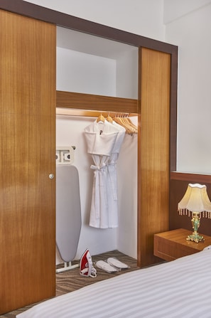 Literie de qualité supérieure, coffres-forts dans les chambres, bureau