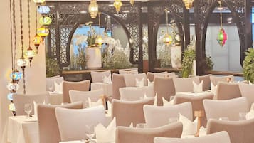 2 restaurants; breakfast, lunch and dinner served
