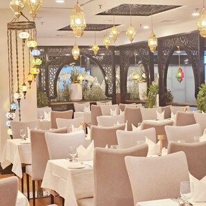 2 restaurants servant le petit déjeuner, spécialités Cuisine halal