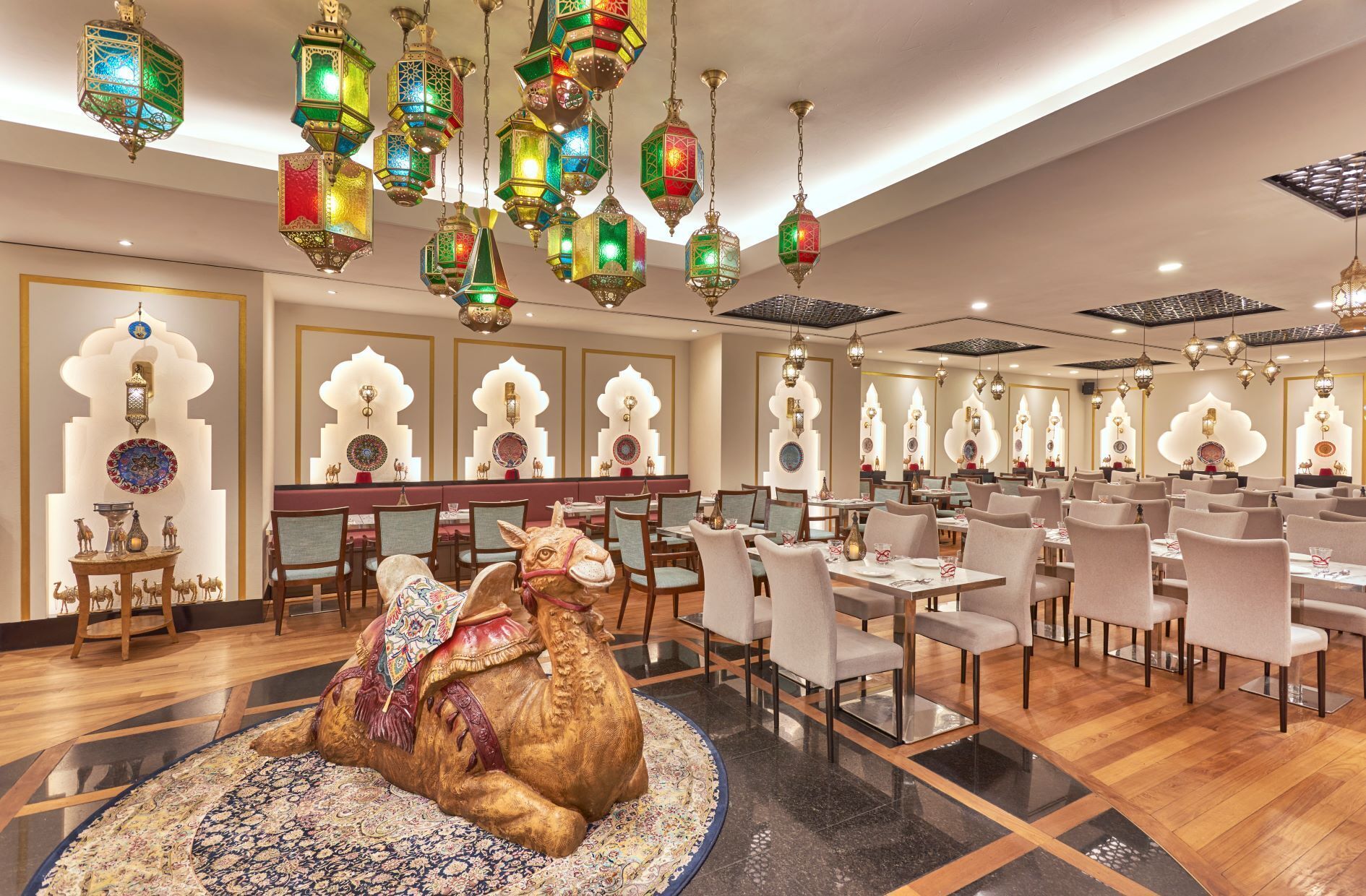 2 restaurants; breakfast, lunch and dinner served 