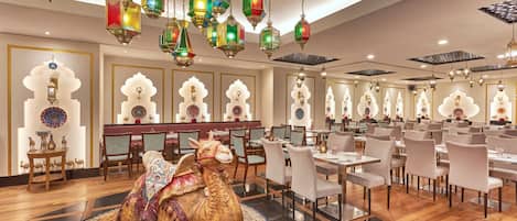 2 restaurantes; se sirve desayuno, almuerzo y cena