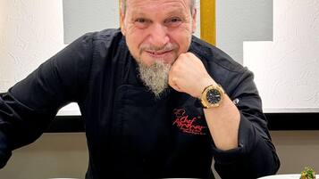 2 restaurantes; se sirven desayunos, almuerzos, cenas y cocina halal