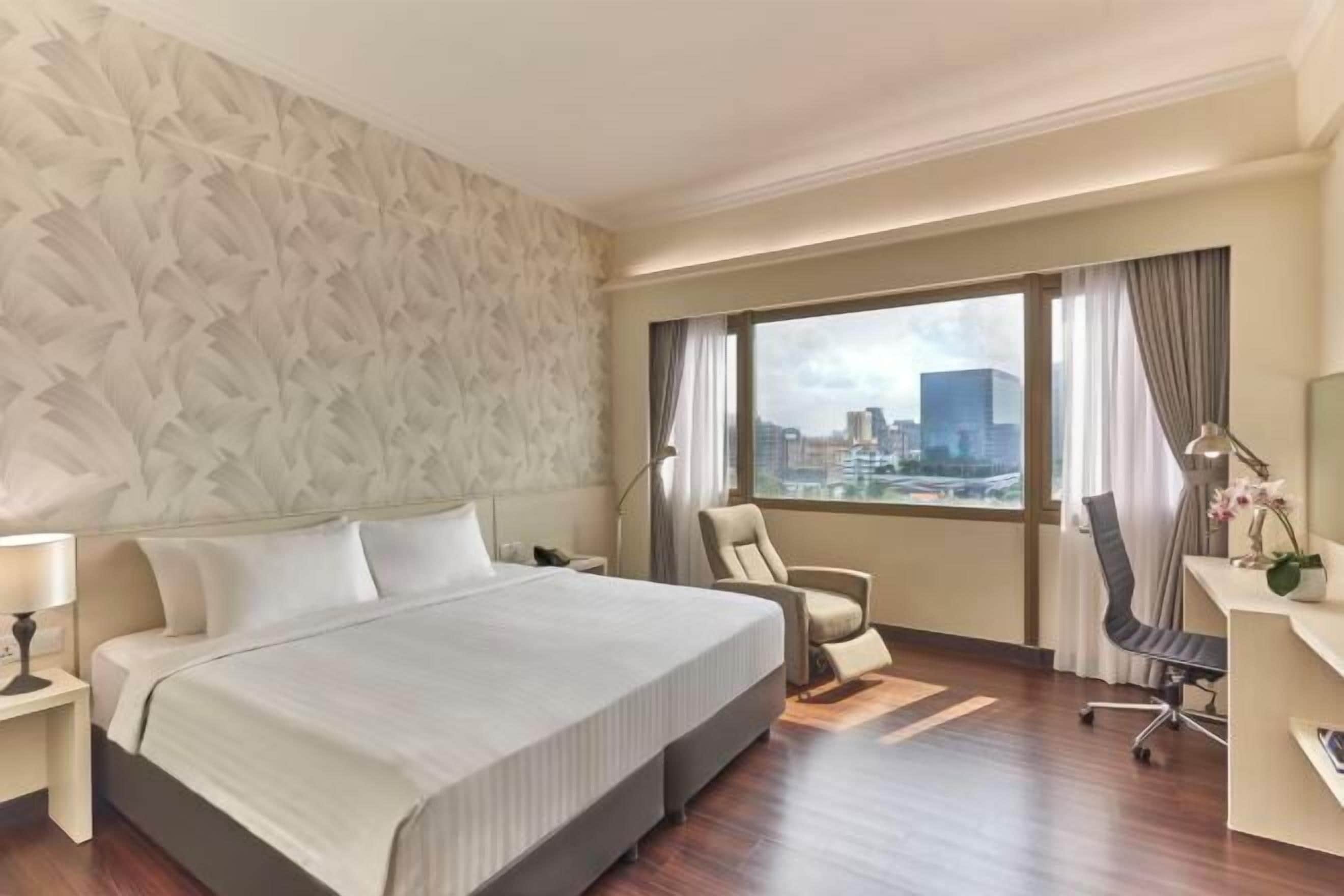 Premium bedding, in-room safe, desk, laptop workspace