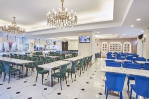 2 restoran, sarapan, makan tengah hari dihidangkan; masakan Halal