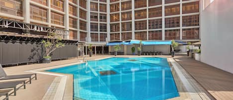 Una piscina al aire libre (de 07:00 a 20:00), sombrillas, tumbonas